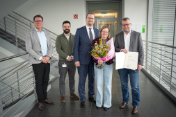 Der neuen Schulleiterin Anke Meilwes gratulieren (von links): Fachbereichsleiter Dirk Lueg, Geschäftsbereichsleiter Jonas Bühs, Schuldezernent Björn Volmering sowie Schulamtsdirektor Michael Ballmann (rechts). Der neuen Schulleiterin Anke Meilwes gratulieren (von links): Fachbereichsleiter Dirk Lueg, Geschäftsbereichsleiter Jonas Bühs, Schuldezernent Björn Volmering sowie Schulamtsdirektor Michael Ballmann (rechts).