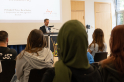  Am August-Vetter-Berufskolleg Bocholt können sich Jugendliche nun zur Jugendleiterin bzw. zum Jugendleiter ausbilden lassen. Die Stadt hat mit dem Berufskolleg eine Kooperation geschlossen, die Bocholts Erster Stadtrat Waschki jetzt den Schülerinnen und Schülern vorstellte. 