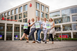 Das Team der Seniorenmesse freut sich auf die nächste Auflage Das Team der Seniorenmesse freut sich auf die nächste Auflage (von links): Marie-Therese Brand (Seniorenbüro), Antje Schlütter (Pflegekoordinatorin bei der Stadt Bocholt), Christian Tewiele (Geschäftsbereichsleiter Rente, Senioren, Betreuungen und Ehrenamt), Annette Hünting-Deckers (Demografiebeauftragte) und Sarah Bußmann (Seniorenbüro)