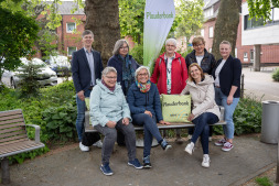 Bocholts erste Plauderbank Testen die neue Plauderbank: (2. Reihe von links): Christian Tewiele, Gabi Rehbold, Sophia Heitz, Hildegard Frieling-Heipel, Marie-Therese Brand sowie (1. Reihe von links) Maria Heling, Inge Bihn und Sarah Bußmann.