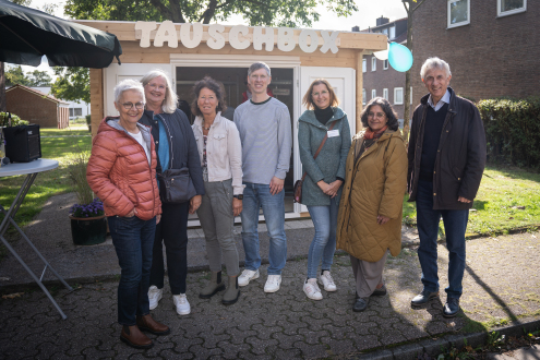 Die Eröffnung der Tauschbox feierten (von links): Elisabeth Kroesen (stellv. Bürgermeisterin), Jutta Ehlting (ehem. Leiterin Seniorenbüro), Andrea Unland (Leben im Alter e.V.), Christian Tewiele (Geschäftsbereichsleiter Rente, Senioren, Betreuungen und Ehrenamt), Sarah Bußmann (Geschäftsbereich Rente, Senioren, Betreuungen und Ehrenamt), Sangita Popat (Bundesarbeitsgemeinschaft Seniorenbüros) sowie Franz-Ludwig Blömker (Bundesarbeitsgemeinschaft Seniorenbüros) Die Eröffnung der Tauschbox feierten (von links): Elisabeth Kroesen (stellv. Bürgermeisterin), Jutta Ehlting (ehem. Leiterin Seniorenbüro), Andrea Unland (Leben im Alter e.V.), Christian Tewiele (Geschäftsbereichsleiter Rente, Senioren, Betreuungen und Ehrenamt), Sarah Bußmann (Geschäftsbereich Rente, Senioren, Betreuungen und Ehrenamt), Sangita Popat (Bundesarbeitsgemeinschaft Seniorenbüros) sowie Franz-Ludwig Blömker (Bundesarbeitsgemeinschaft Seniorenbüros)