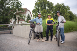 Die Schulung wird von der Stadt gemeinsam mit der Kreispolizei Borken angeboten Gemeinsam bieten (von links) Sarah Bußmann (Geschäftsbereich Rente, Senioren, Betreuungen und Ehrenamt), Nicole Bone (Kreispolizei Borken) und Geschäftsbereichsleiter Christian Tewiele die Schulungen an.