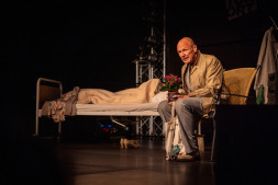 Theaterstück 'Du bist meine Mutter' Schauspieler Achim Conrad schlüpfte mit großer Intensität und Feingefühl in die Rollen eines Sohnes und seiner an Demenz erkrankten Mutter