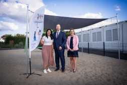  Gemeinsam stehen (von links) Sabahat Hameed, Vorsitzende des Bündnis für Familie in Bocholt, Erster Stadtrat Björn Volmering und Kämmerin Jennifer Schlaghecken unter dem neuen Sonnensegel am Takenkamp 