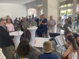 Friedhof Quartierstreff Eröffnung Bürgermeister Thomas Kerkhoff begrüßt bei der Eröffnung des neuen Quartierstreffs in der Friedhofsiedlung viele Gäste.