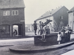 Friedhof Quartierstreff Eröffnung 3 Im Wandel der Zeit: Das Haus an der Breslauser Straße in der Nachkriegszeit Anfang der 1950er Jahre.