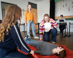 Jugendleiterausbildung im August-Vetter-Berufskolleg Auch die Durchführung Erster-Hilfe-Maßnahmen gehört zur Ausbildung.