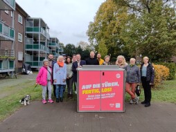  Weihen gemeinsam die neue Sportbox ein: Gudrun Zieren (ehrenamtliche aus dem Quartier Friedhofsviertel), Lukas Heydemeyer (Stadt Bocholt Projekt Verzahnung Arbeits- und Gesundheitsförderung), Britta Winkeler (Vorstandsreferentin Bocholter Heimbau), Carsten Bilke (Vorstand VfL 45 Bocholt), Andrea Unland (Geschäftsführerin Leben im Alter e.V.), Waltraut Willing (Quartiersmanagerin Leben im Alter e.V.), Max Benda (Fachbereichsleiter Soziales), Jeremias Rotthäuser (DSPN GmbH & Co. KG), Lars Hübers (Stadt Bocholt). Ursula Löken (Gesundheitslotsin), Agnes Wellkamp (Quartiersmanagerin Leben im Alter e.V.), Rosi Tuente (Gesundheitslotsin) sowie Friederike Schwersmann (IKK classic). 