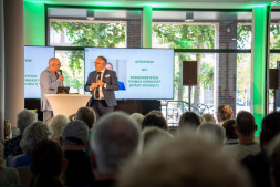 Moderator Raimund Stroick und Bürgermeister Thomas Kerkhoff sprachen zu Beginn über ihre Erfahrungen mit dem Thema Einsamkeit. Moderator Raimund Stroick und Bürgermeister Thomas Kerkhoff sprachen zu Beginn über ihre Erfahrungen mit dem Thema Einsamkeit.