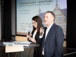 Fachleute informieren über Aufenthaltsrecht, Arbeitsmarkt und Gesetzesänderungen 