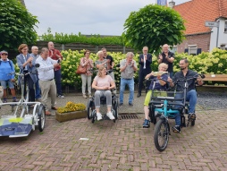  Vertreterinnen und Vertreter einiger Hauptsponsoren von der Lebenshilfe Bocholt-Rhede-Isselburg e.V., Martin Wilms (Volksbank Bocholt eG), Joop Wikkerink (Gemeinde Aalten, Sonja Wießmeier (Stadt Bocholt), Radhändler Harm Takke und weitere lokale Sponsoren sowie die Initiatorinnen und Initiatoren des Projektes Ingrid Rappers, Rosi Tuente (Suderwick), Regina Wilke und Jens Bollwerk (Lebenshilfe e.V.) stoßen auf die erste Probefahrt an. 