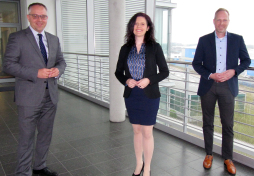  Bürgermeister Kerkhoff (l.) und Dominik Hanning begrüßen die neue Geschäftsführerin der EWIBO, Azra Zürn. 