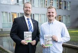  Bocholts Erster Stadtrat Björn Volmering (links) und Lennart Bengfort, vom Geschäftsbereich Soziale Leistungen und Wohnen, präsentieren die neue Broschüre.  