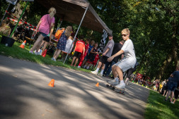Skateboardfahren im Rahmen des Aktionstages Sport und Kultur Beim Aktionstag Sport und Kultur können Kinder und Jugendliche im Langenbergpark viele neue Sportarten ausprobieren.