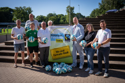 Freuen sich gemeinsam auf das Grundschulturnier am Wochenende (von links): Vorsitzender Peter Müller (FC Olympia Bocholt), Geschäftsführer Dennis Giesen (FC Olympia Bocholt), Jugendkoordinatorin Kerstin Wilting (FC Olympia Bocholt), Bernd Galluschke (Arbeitskreis Eine Welt), Barbara Böggering (zweite Vorsitzende Eine Welt), Erster Stadtrat Björn Volmering, Susan Bähring (Büro des Bürgermeisters) sowie Dennis van Marwick (Jugendleiter FC Olympia Bocholt). Freuen sich gemeinsam auf das Grundschulturnier am Wochenende (von links): Vorsitzender
Peter Müller (FC Olympia Bocholt), Geschäftsführer Dennis Giesen (FC Olympia Bocholt),
Jugendkoordinatorin Kerstin Wilting (FC Olympia Bocholt), Bernd Galluschke (Arbeitskreis
Eine Welt), Barbara Böggering (zweite Vorsitzende Eine Welt), Erster Stadtrat Björn
Volmering, Susan Bähring (Büro des Bürgermeisters) sowie Dennis van Marwick (Jugendleiter
FC Olympia Bocholt).
