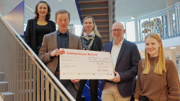  Verleger Jörg Terheyden vom BBV (r.) und Erster Stadtrat Thomas Waschki freuen sich gemeinsam mit dem Team der Stadtbibliothek über die Unterstützung der Hilfsaktion \