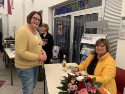 Beim gemütlichen Ausklang der Lesung signierte Christine Westermann ihr neues Buch \