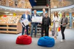 Spende für Gaming-Club (von links:) Bernd Kleine-Rüschkamp (Volksbank Bocholt Stiftung) und Martin Günther (Kuratorium Volksbank Bocholt Stiftung) überreichen den symbolischen Scheck an Kulturdezernent Björn Volmering, Romina Raske vom Gaming-Club der Stadtbibliothek Bocholt, Isabel Testroet (Geschäftsbereichsleiterin) sowie Melanie Tenhumberg (fachliche Leiterin der Stadtbibliothek).