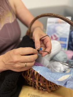 Marita Wormland freut sich darauf, beim Handarbeitstreff Garn am Gleis gemeinsam kreativ zu sein Marita Wormland freut sich darauf, beim Handarbeitstreff Garn am Gleis gemeinsam kreativ zu sein