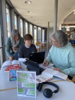  Das Team der Stadtbibliothek freut sich auf die Langen Lernnächte 2025 