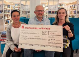Jule Wanders (links) und Melanie Tenhumberg (rechts) übergeben Ulrik Störzer vom Verein EMRE den Spendenscheck Jule Wanders (links) und Melanie Tenhumberg (rechts) übergeben Ulrik Störzer vom Verein EMRE den Spendenscheck