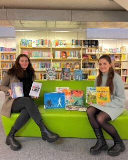  Bibliothekarin Adriane Kotzott (rechts) und Lea Marx (links) präsentieren einen Teil der ukrainisch-sprachigen Bücherauswahl. 