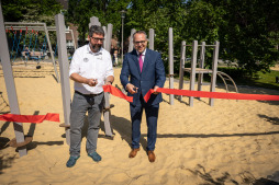 Rolf Oechtering, Heimleiter des Kardinal-Diepenbrock-Stifes (links) und Bürgermeister Thomas Kerkhoff Gemeinsam durchtrennen Rolf Oechtering, Heimleiter des Kardinal-Diepenbrock-Stifes (links) und Bürgermeister Thomas Kerkhoff das Band vor der Grünfläche an der Weberstraße.