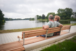 Sitzbänke mit Blick aufs Wasser laden zum Verweilen ein Sitzbänke mit Blick aufs Wasser laden zum Verweilen ein
