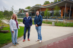 Besichtigen das neue Areal: (von rechts) Stadtbaurat Dave Welling, Claus Wiemker (Geschäftsbereichsleiter Stadtgrün und Umwelt) und Simone Marschinke (Bauleitung Geschäftsbereich Stadtgrün und Umwelt) Besichtigen das neue Areal: (von rechts) Stadtbaurat Dave Welling, Claus Wiemker (Geschäftsbereichsleiter Stadtgrün und Umwelt) und Simone Marschinke (Bauleitung Geschäftsbereich Stadtgrün und Umwelt)