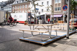Tische und Bänke stehen auch gegenüber des Gasthausplatzes Sonnige Pause vom Marktbesuch einlegen? Mit dem neuen Stadtmobiliar kein Problem.