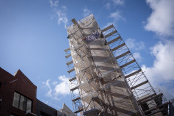  Ursprünglich etwa 50 Meter hoch, ragt der gemauerte Turm heute noch rund 25 Meter in die Höhe. 