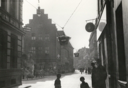 Foto des Monats September 2026 aus dem Stadtarchiv Zwei Verkehrsampeln vor dem neu gestalteten Marktplatz am 14. September 1934.