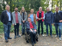 Am 4. September erfuhr die 10. Jahrgangsstufe des Euregio-Gymnasiums mehr zum Thema Jüdischer Begräbniskultur v.l.n.r Schulleiter Lepping, FB Kultur und Archiv Oliver Brenn, Schüler M. Möllenbeck, Geschichtsforscher Josef Niebuhr, Stadtarchivarin R. Volks-Kuhlmann, Sharon Fehr, Geschichtslehrer Herr Haring, Geschichts- und Religionslehrer Herr Selke