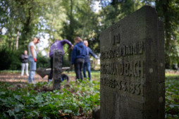 Schülerinnen und Schüler des Euregio-Gymnasiums pflegten am 4. September den Jüdischen Friedhof Schülerinnen und Schüler des Euregio-Gymnasiums pflegten am 4. September den Jüdischen Friedhof