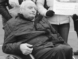 Die Stadt Bocholt trauert um Josef Niebur. Josef Niebur auf einem Treffen mit den Nachfahren von Ursula Friede Bamberger in Bocholt am 10. März 2023 am ehemaligen Standort der Textilfabrik 'D. Friede - Mechanische Baumwollweberei, Patentrauherei, Ausrüstungsanstalt' am Mühlenweg.