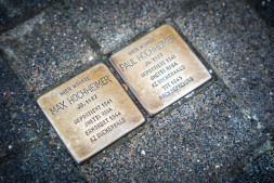 Stolpersteine in Bocholt Ohne die Sachkenntnis und Mitarbeit von Josef Niebur wäre es wohl nicht zur Verlegung der Stolpersteine seit 2007 gekommen. Mittlerweile erinnern 49 Steine an die Opfer des Nationalsozialismus in Bocholt.