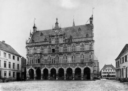  Eine historische Aufnahme vom Bocholter Rathaus im Oktober 1887. 