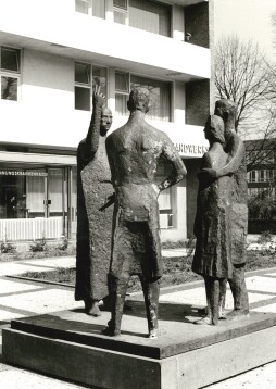Stadtgeschichte: Das Kolpingdenkmal am Haus des Handwerks Stadtgeschichte: Das Kolpingdenkmal am Haus des Handwerks