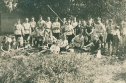  Mitglieder des Wandervereins Bocholt feiern im Jahr 1928 mit vielen Gästen aus der Umgebung. 