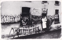 Foto des Monats 11/2024 Wildgeflügel- und Fellhandlung Norbert Lorch Im Jahr 1932 führte der jüdische Geschäftsinhaber Norbert Lorch eine Wildgeflügel- und Fellhandlung an der Ostmauer in Bocholt.