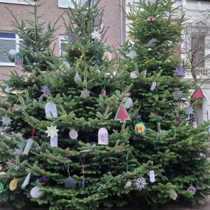 Baumschmücken_Ostermarkt_2024