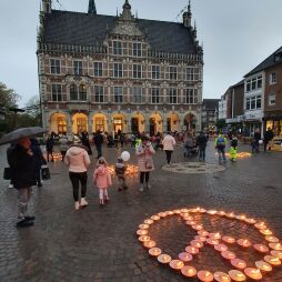 2022-11-06_Lichtersonntag_Peacezeichen_Foto_Stadtmarketing_10