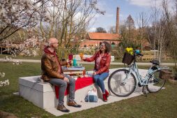 Picknick in Bocholt Am Textilwerk in Bocholt werden die Picknickdecken ausgepackt.