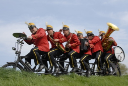 The Dutch Bicycle Orchestra sorgen für Stimmung auf dem Berliner Platz Die niederländische Kombo \