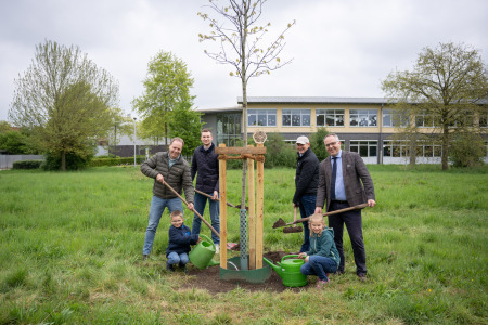 Gemeinsam mit den Kindern Lio und Ida und seinem Sohn Julius Lübberdink (2. von links) pflanzt der Bocholter Stadtverordnete Bernhard Lübberdink (2. von rechts) den Jahresbaum. Mit dabei: Bocholts Bürgermeister Thomas Kerkhoff und Claus Wiemker vom Fachbereich Mobilität und Umwelt.