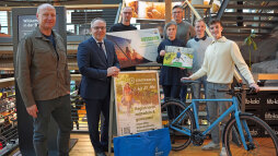  Glückliche Gewinner: Julius Tembrink (r). radelte fast 480 Kilometer und gewann den Hauptpreis, ein Fahrrad von ROSE Bikes. Über einen Reisegutschein von Reisebüro DRACHTER freut sich Dirk Ebbing (2.v.r.). Zudem wurde ein Balkonkraftwerk von WESTMÜNSTERLAND-SOLAR überreicht. Zu den Gratulanten zählen (v.l.n.r.) Thorsten Heckrath Rose (Geschäftsführer ROSE Bikes), Bürgermeister Thomas Kerkhoff, Sebastian Förster (Westmünsterland-Solar), Anja Drachter (Inhaberin Reisebüro DRACHTER) und Sascha Terörde (Stabsstelle Klimaschutz der Stadt Bocholt). 