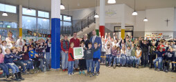  Großer Jubel: Die Schülerinnen und Schüler der St. Bernhard-Grundschule in Lowick waren beim diesjährigen STADTRADELN in der Kategorie \