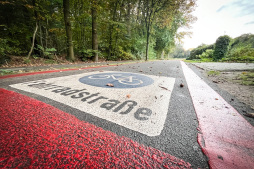 Am Hemdener Weg und am Biemenhorster Weg werden (wie hier am Schürnbuschweg) neue Markierungen aufgebracht Am Hemdener Weg und am Biemenhorster Weg werden (wie hier am Schürnbuschweg) neue Markierungen aufgebracht