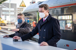  Bahnvorstand Ronald Pofalla (l.) und NRW-Ministerpräsident Hendrik Wüst beim Startschuss zur Elektrifizierung der Bahnstrecke Wesel-Bocholt. 