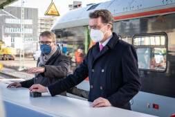 Eröffnung Elektrifizierung Regionalbahn 1 Bahnvorstand Ronald Pofalla (l.) und NRW-Ministerpräsident Hendrik Wüst beim Startschuss zur Elektrifizierung der Bahnstrecke Wesel-Bocholt.